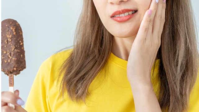 アイスで知覚過敏を起こしている女性