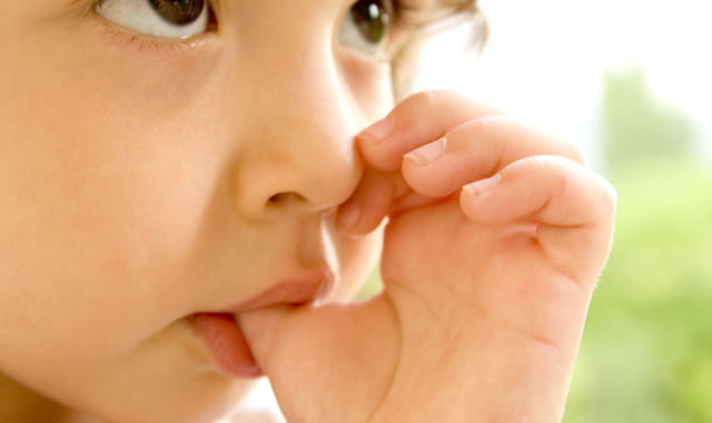 指しゃぶりをしている子ども
