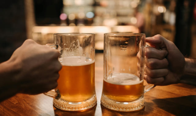 ビールジョッキを持っている手