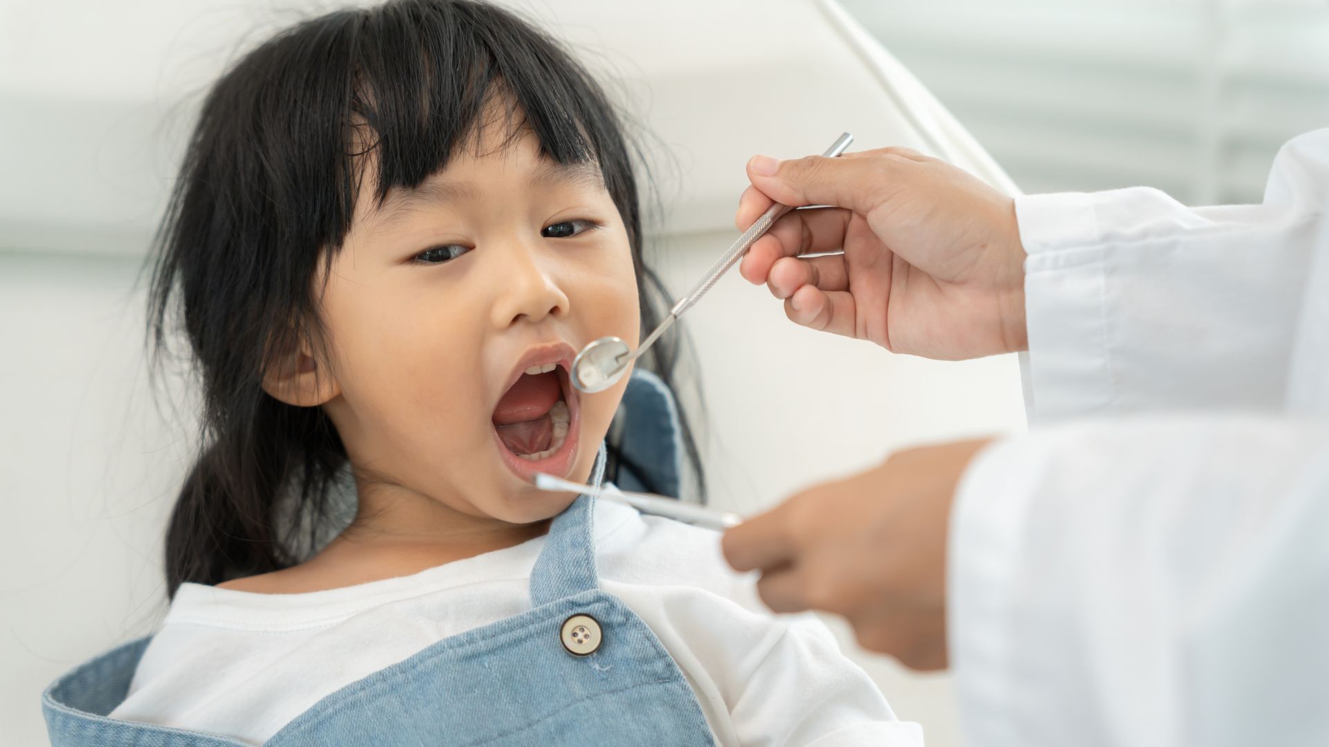 小児矯正と成人矯正の違いとは?始める時期や治療目的をわかりやすく解説